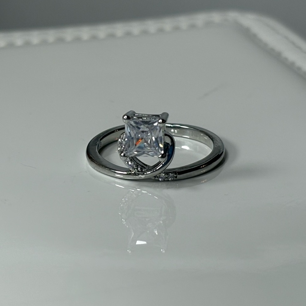 Stunning Silver Solitaire Ring. NEW. Size 6
